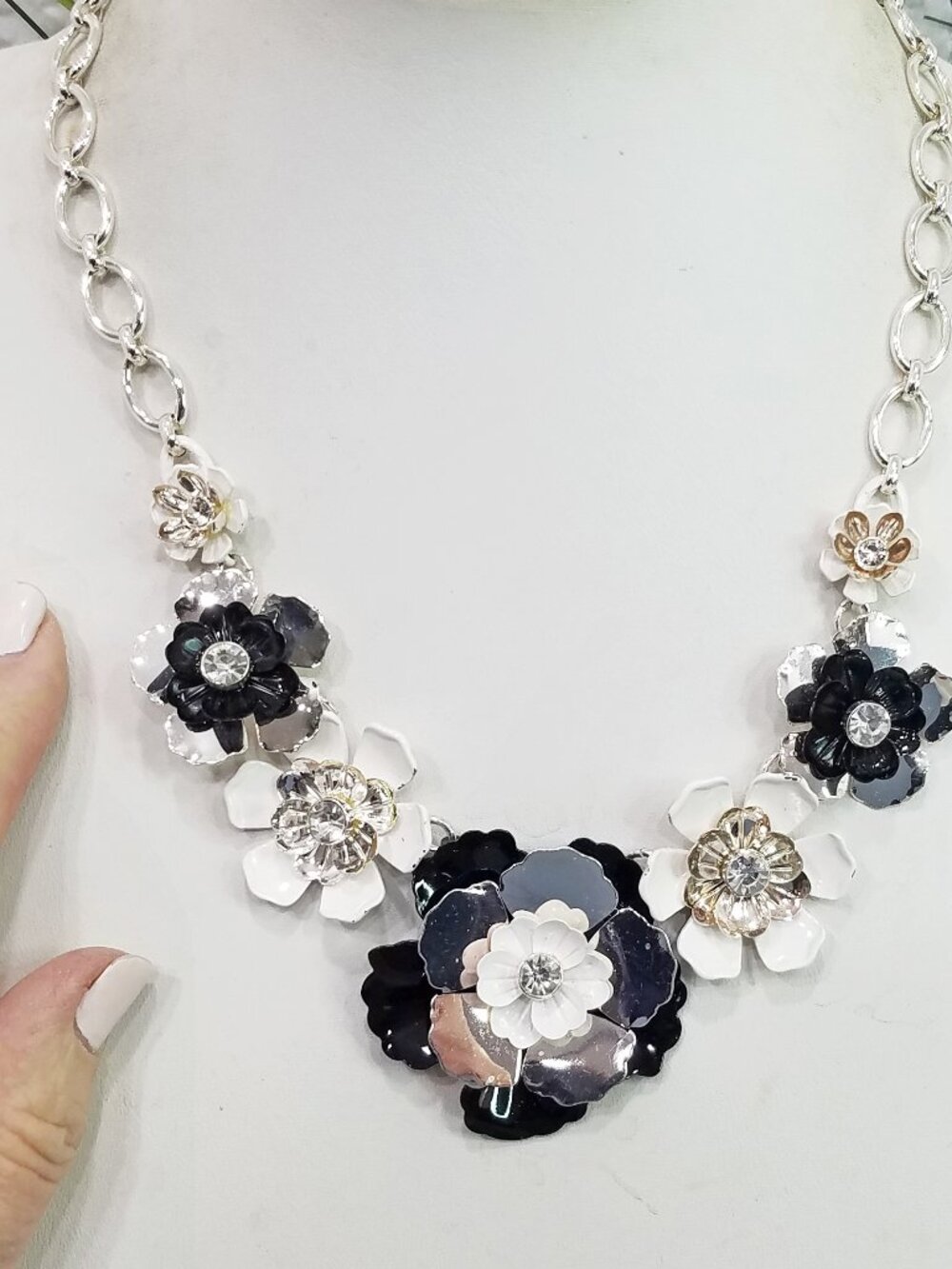 Vtg Dana Buchman Black & White Enamel Silver Tone Flowers Bib Choker Necklace